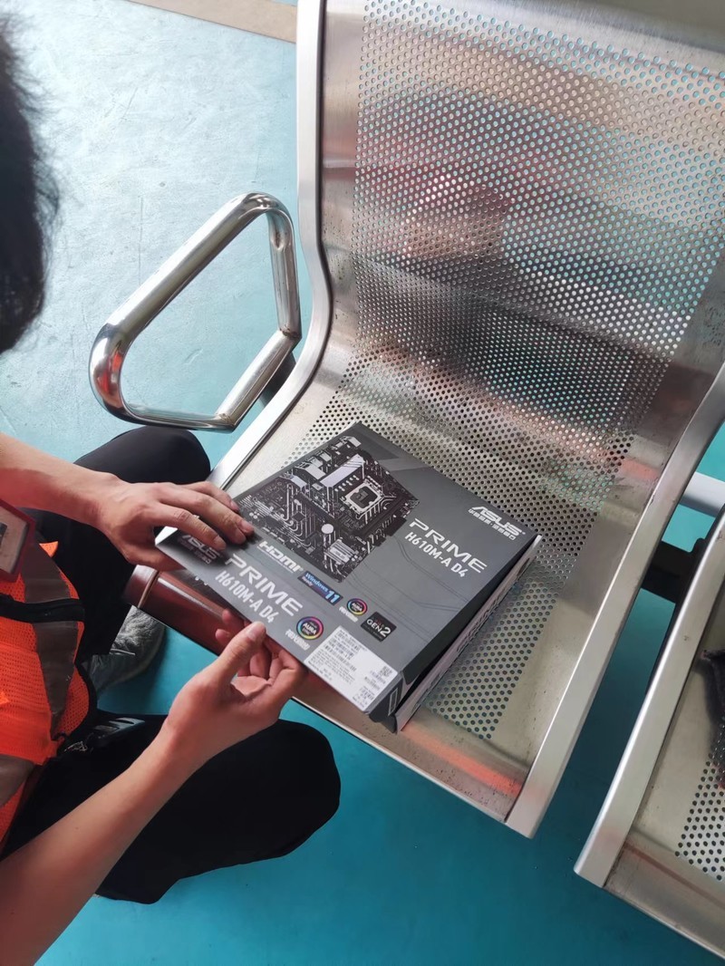 同事和朋友配的新电脑