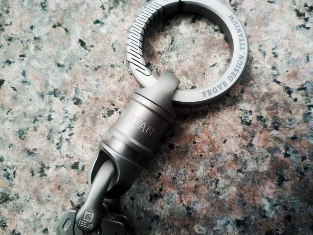 不能开快递的潮玩挂坠不是解压的EDC神器：fegve钛合金多功能挂坠