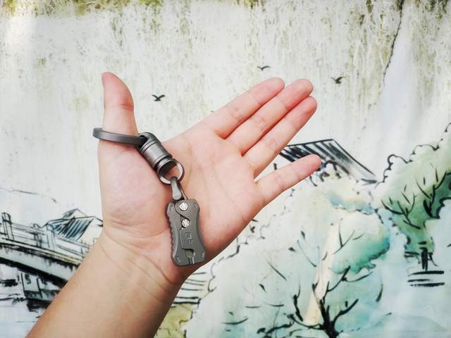 不能开快递的潮玩挂坠不是解压的EDC神器：fegve钛合金多功能挂坠