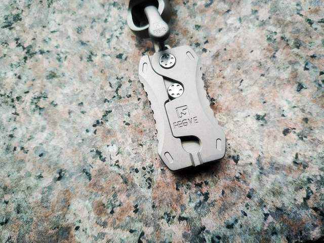 不能开快递的潮玩挂坠不是解压的EDC神器：fegve钛合金多功能挂坠