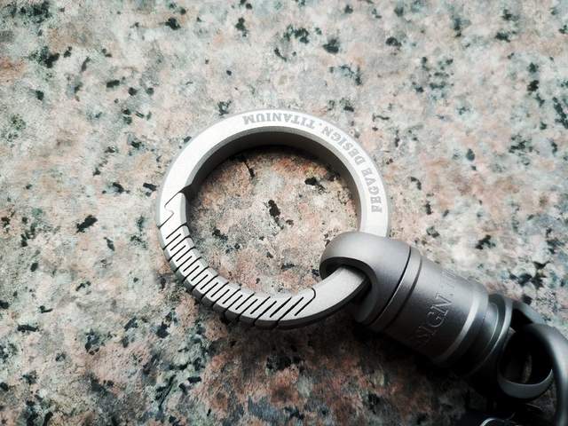 不能开快递的潮玩挂坠不是解压的EDC神器：fegve钛合金多功能挂坠