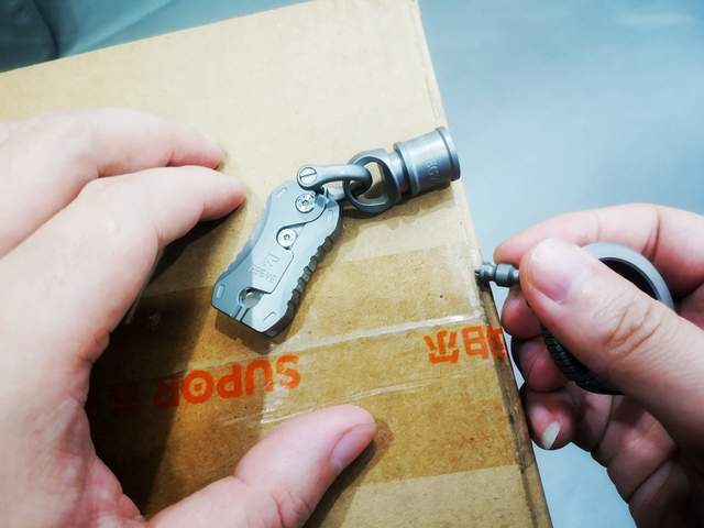 不能开快递的潮玩挂坠不是解压的EDC神器：fegve钛合金多功能挂坠