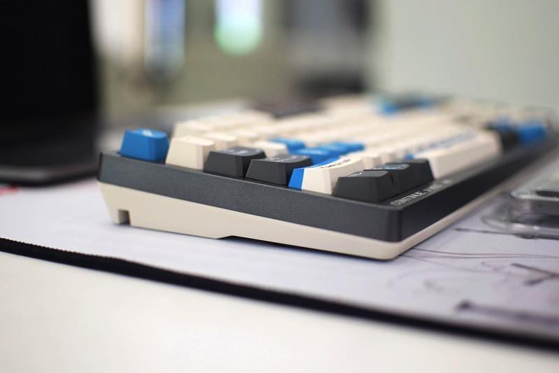 免驱RT功能 阿尔法光轴 双飞燕像素大战AT98重新定义变速光轴