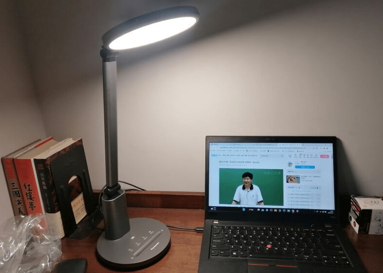 中学生适宜用什么样的台灯？分享适合中学生的护眼台灯