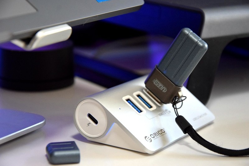 三屏齐聚，铝合金工业风桌搭清单，有颜值有生产力，你爱了吗？