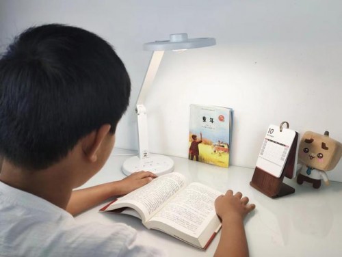 原来劣质护眼台灯是视力的无声杀手！孩子用的台灯哪个牌子好用