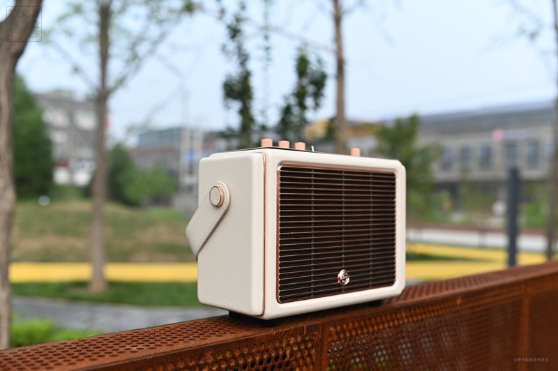 在家休息或者是工作学习期间，不妨准备一台好听好看的音箱