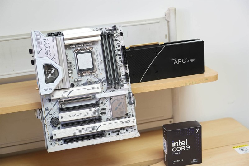华硕Z890 AYW W主板搭配英特尔锐炫A750：开启畅享极致游戏体验！