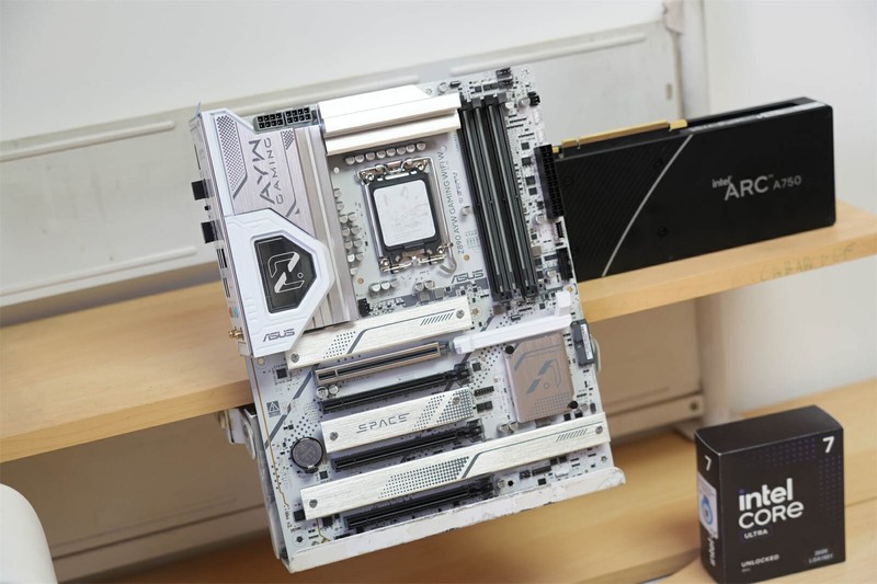 华硕Z890 AYW W主板搭配英特尔锐炫A750：开启畅享极致游戏体验！