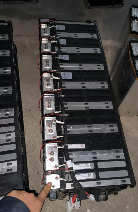 ?镜头拍摄新能源汽车维修过程匠心科技汽车西安工作室维修品茶电池与电控系统的焕新