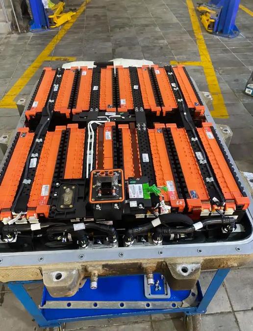 ?镜头拍摄新能源汽车维修过程匠心科技汽车西安工作室维修品茶电池与电控系统的焕新