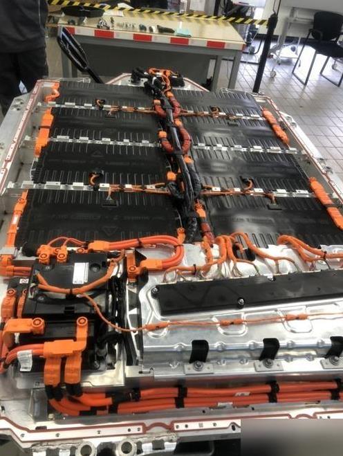 ?镜头拍摄新能源汽车维修过程匠心科技汽车西安工作室维修品茶电池与电控系统的焕新