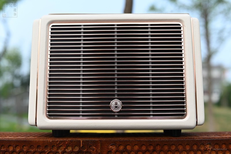 在家休息或者是工作学习期间，不妨准备一台好听好看的音箱