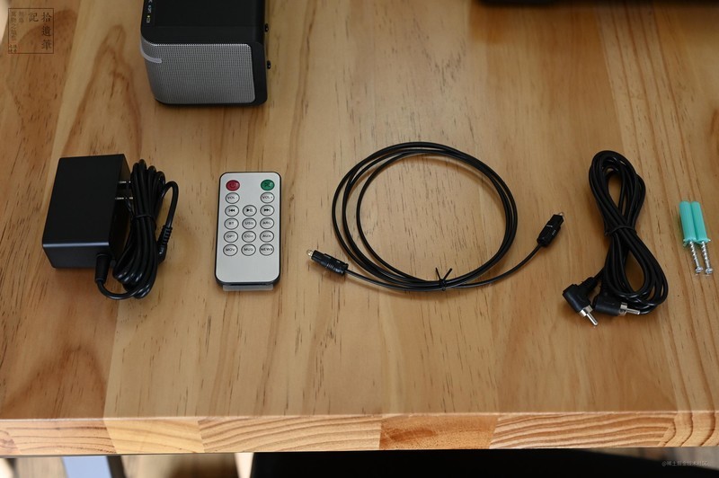 在家休息或者是工作学习期间，不妨准备一台好听好看的音箱