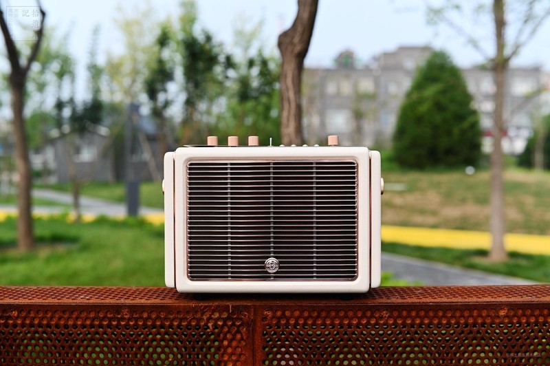 在家休息或者是工作学习期间，不妨准备一台好听好看的音箱