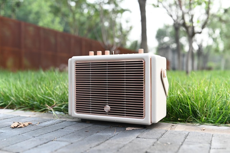 在家休息或者是工作学习期间，不妨准备一台好听好看的音箱