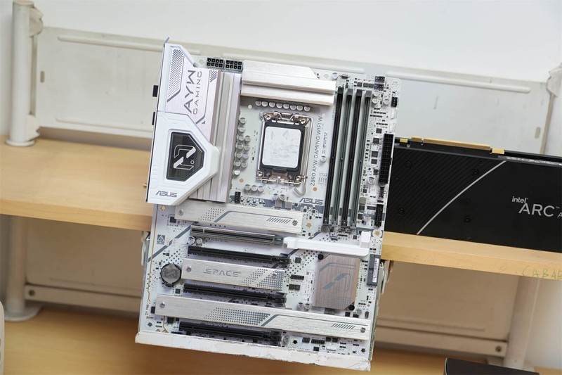 华硕Z890 AYW W主板搭配英特尔锐炫A750：开启畅享极致游戏体验！