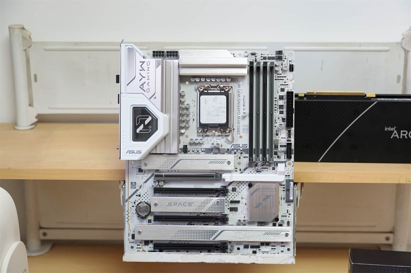 华硕Z890 AYW W主板搭配英特尔锐炫A750：开启畅享极致游戏体验！