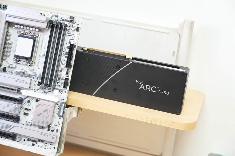 华硕Z890 AYW W主板搭配英特尔锐炫A750：开启畅享极致游戏体验！