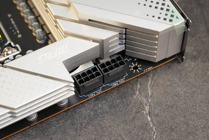 D4不落伍，12600K、微星Z690刀锋TI再战三年不服输