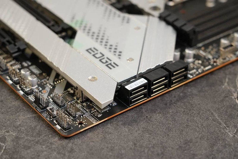 D4不落伍，12600K、微星Z690刀锋TI再战三年不服输