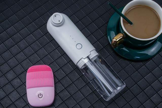 告别手动的酸爽，油腻大叔尝鲜inFace超微小气泡黑头仪