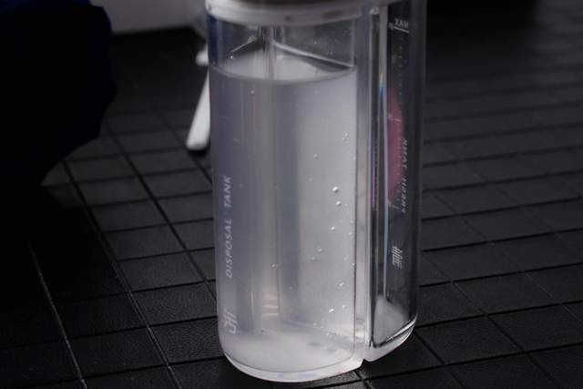 告别手动的酸爽，油腻大叔尝鲜inFace超微小气泡黑头仪