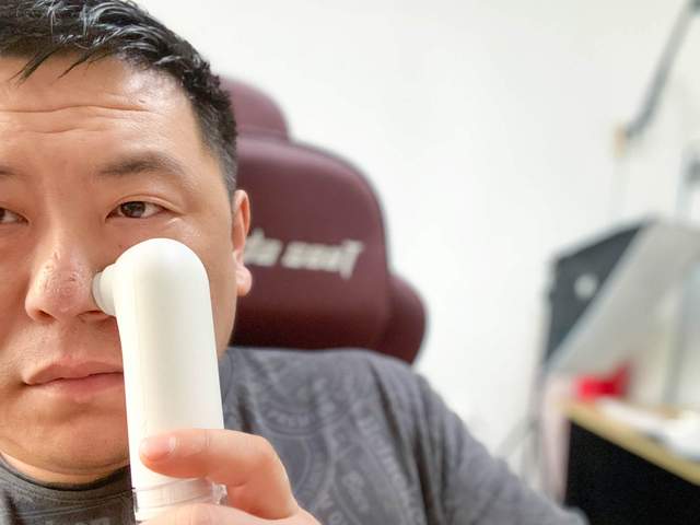 告别手动的酸爽，油腻大叔尝鲜inFace超微小气泡黑头仪