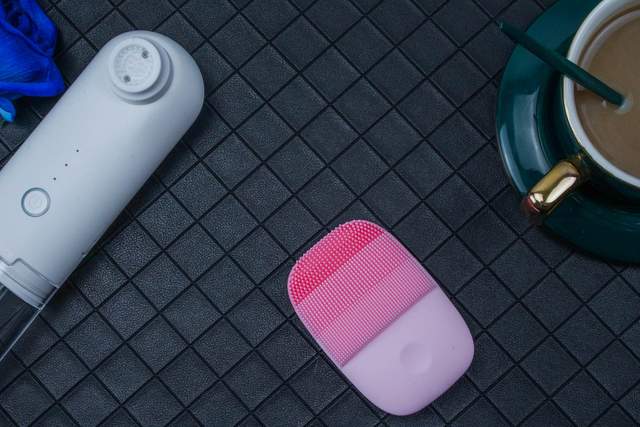 告别手动的酸爽，油腻大叔尝鲜inFace超微小气泡黑头仪