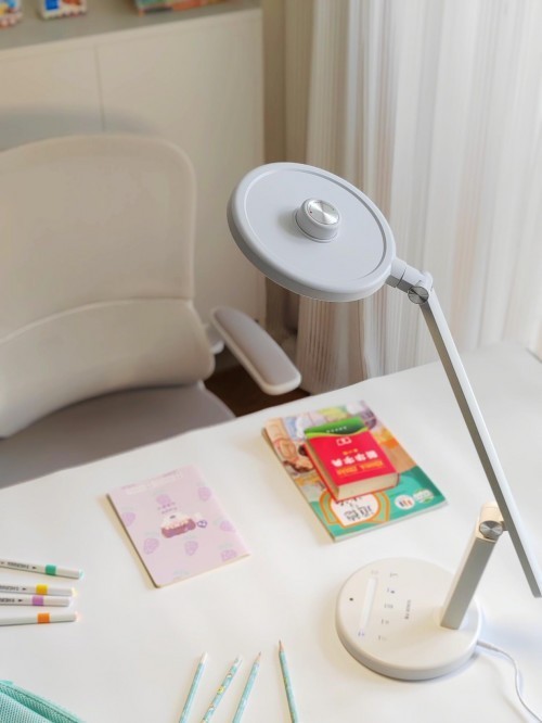 使用护眼台灯能不能有效预防近视？买灯不懂选购技巧是在花冤枉钱