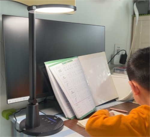 使用护眼台灯能不能有效预防近视？买灯不懂选购技巧是在花冤枉钱