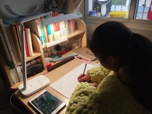 使用护眼台灯能不能有效预防近视？买灯不懂选购技巧是在花冤枉钱