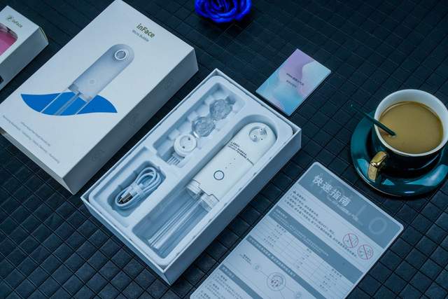 告别手动的酸爽，油腻大叔尝鲜inFace超微小气泡黑头仪