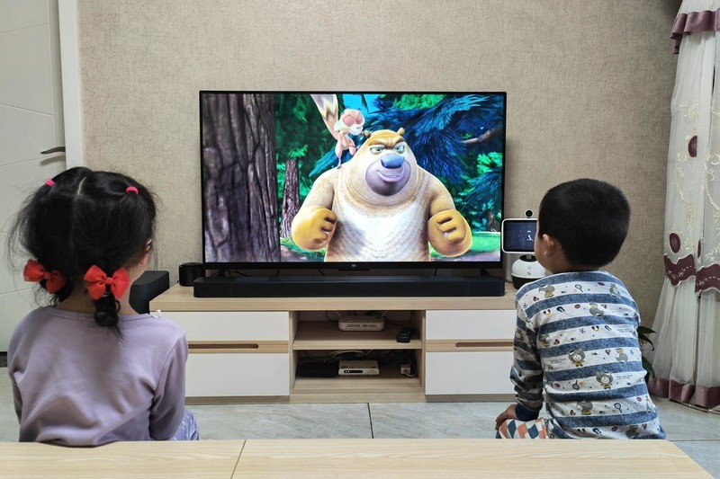 把电影院的音效带回家，JBL影霸回音壁体验，3D环绕音免布线设计