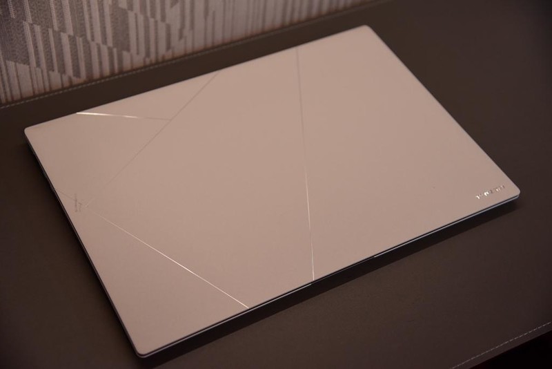 简约并不简单！AI，游戏全能手，华硕灵耀16 Air笔记本实测！