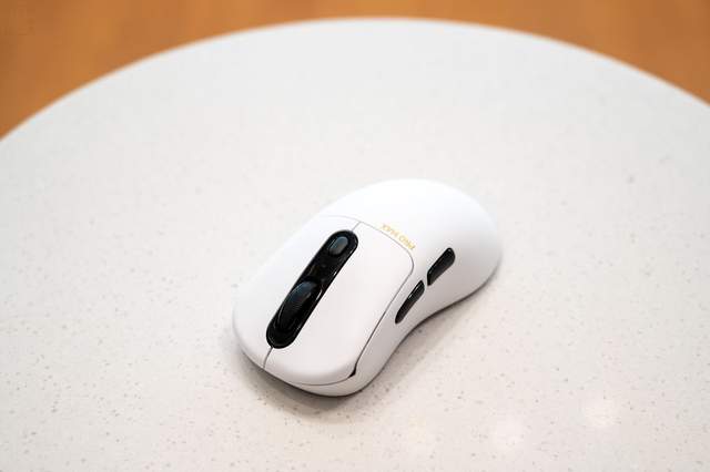 59克轻量级游戏鼠标，8K精准操作新体验，雷柏VT3 Pro Max上手
