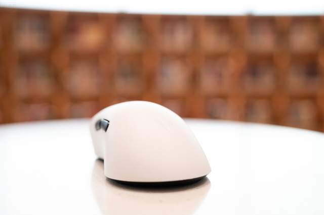 59克轻量级游戏鼠标，8K精准操作新体验，雷柏VT3 Pro Max上手