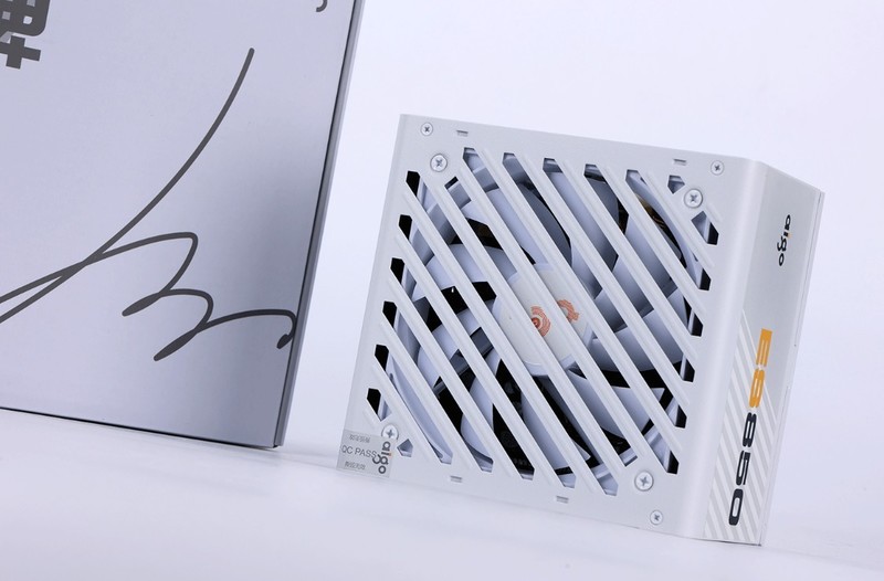 好看不止一面，14700K+4070Ti S+爱国者星璨大岚打造高颜值海景房