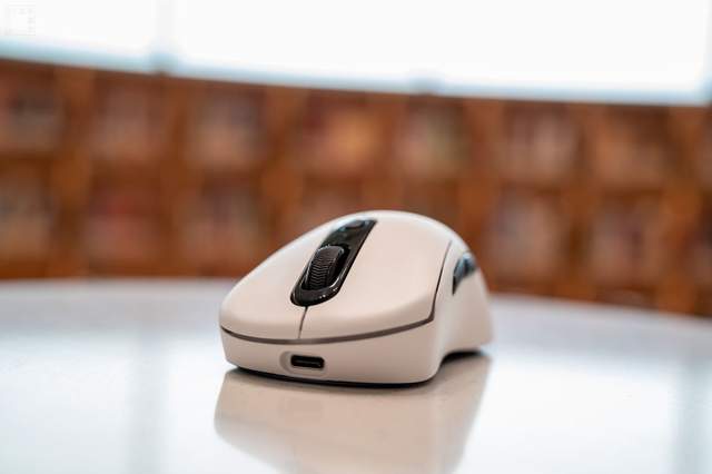 59克轻量级游戏鼠标，8K精准操作新体验，雷柏VT3 Pro Max上手