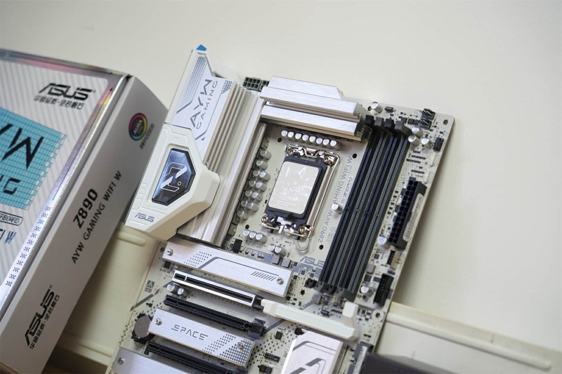 极限挑战！阿斯加特内存超频，华硕Z890AYW W主板助力性能飞跃