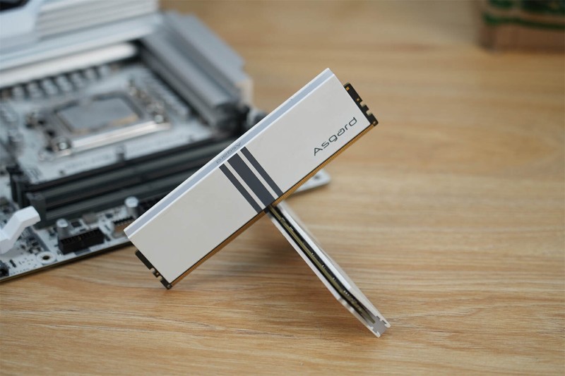 极限挑战！阿斯加特内存超频，华硕Z890AYW W主板助力性能飞跃