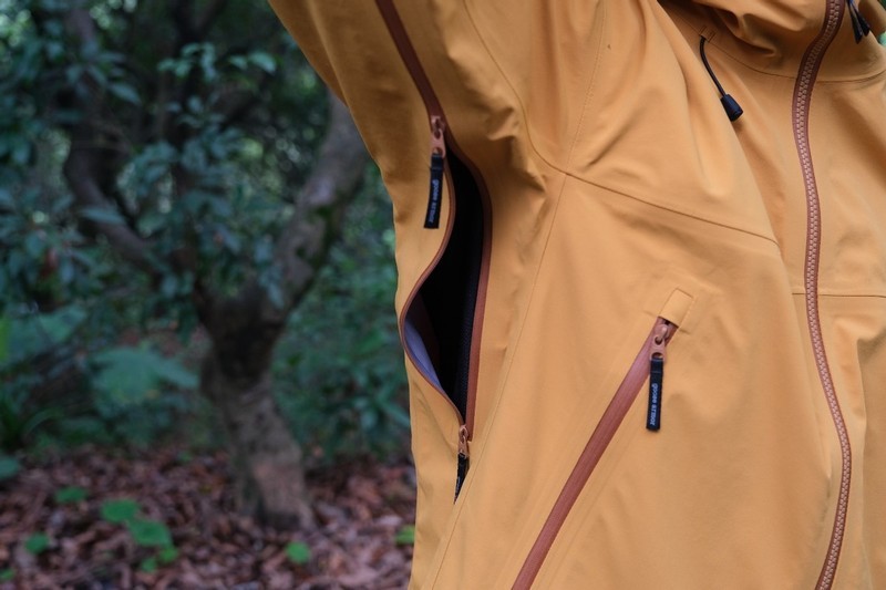 山野间的守护者：天石狼塔冲锋衣深度测评