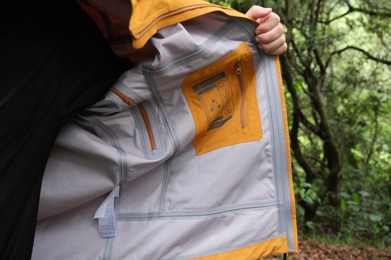 山野间的守护者：天石狼塔冲锋衣深度测评