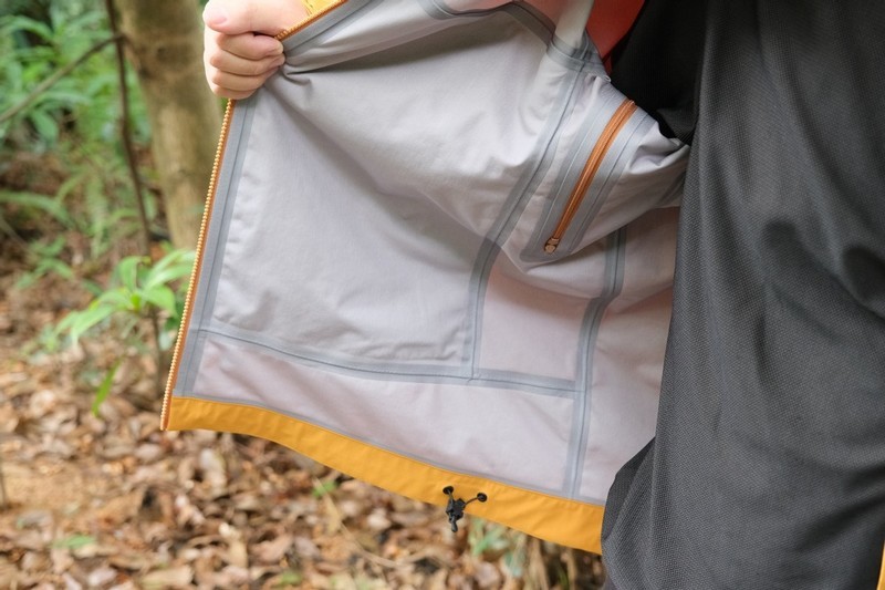 山野间的守护者：天石狼塔冲锋衣深度测评