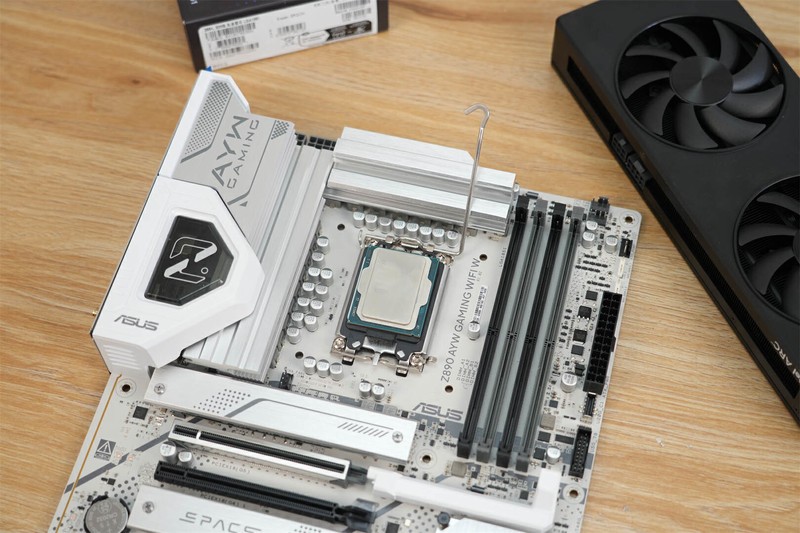 极限挑战！阿斯加特内存超频，华硕Z890AYW W主板助力性能飞跃