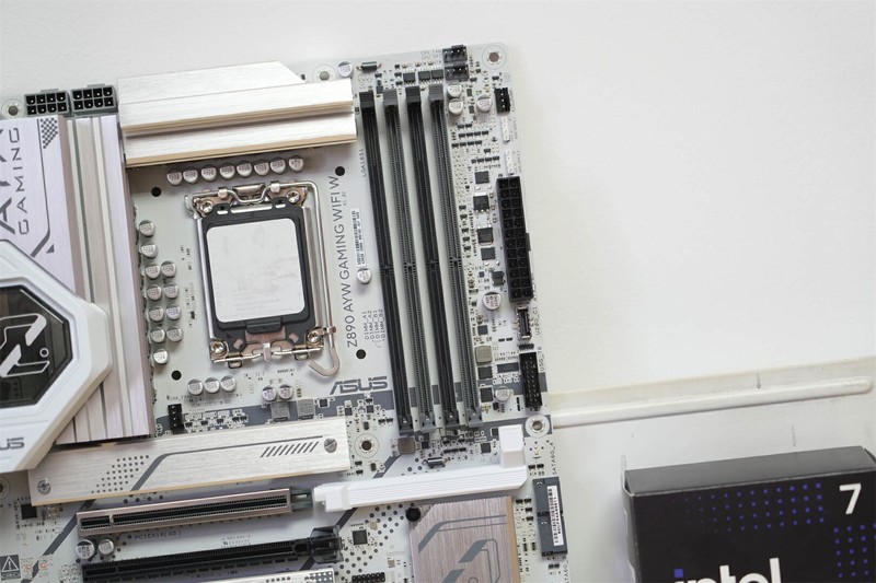 极限挑战！阿斯加特内存超频，华硕Z890AYW W主板助力性能飞跃