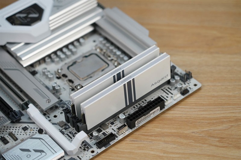 极限挑战！阿斯加特内存超频，华硕Z890AYW W主板助力性能飞跃