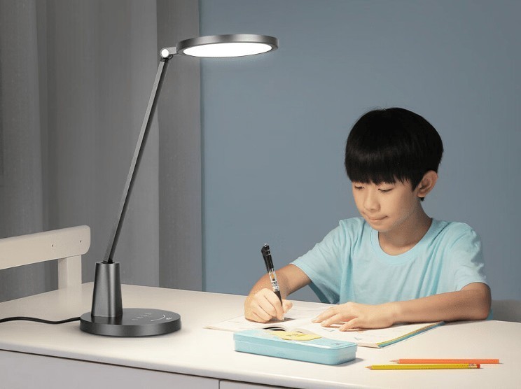 做作业用台灯好还是不用台灯？高口碑护眼台灯分享