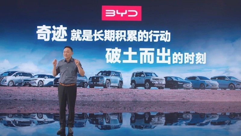 比亚迪新能源汽车年销302万辆一骑绝尘，比亚迪一举拿下多个销冠