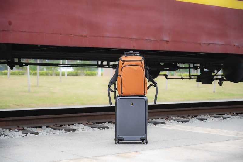 一键前开门快速取物，地平线8号前开口系列行李箱，不一样的20寸登机箱